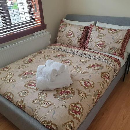 London Luxury 6 Bedroom Family House Sleeps 12 People Parking For 4 Cars Close To Tube. Chigwell Dış mekan fotoğraf