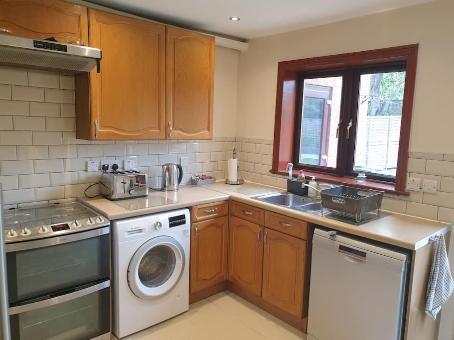 London Luxury 6 Bedroom Family House Sleeps 12 People Parking For 4 Cars Close To Tube. Chigwell Dış mekan fotoğraf