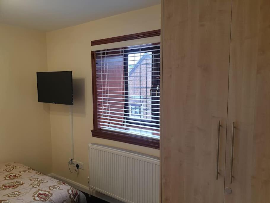 London Luxury 6 Bedroom Family House Sleeps 12 People Parking For 4 Cars Close To Tube. Chigwell Dış mekan fotoğraf