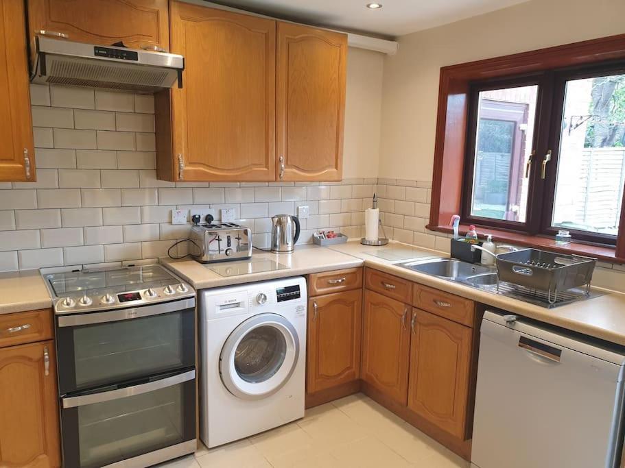 London Luxury 6 Bedroom Family House Sleeps 12 People Parking For 4 Cars Close To Tube. Chigwell Dış mekan fotoğraf