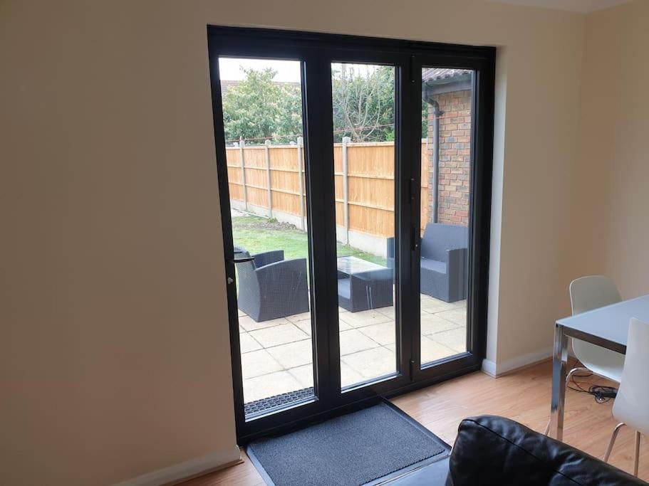 London Luxury 6 Bedroom Family House Sleeps 12 People Parking For 4 Cars Close To Tube. Chigwell Dış mekan fotoğraf