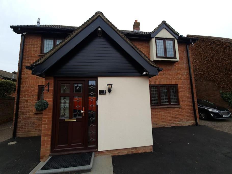 London Luxury 6 Bedroom Family House Sleeps 12 People Parking For 4 Cars Close To Tube. Chigwell Dış mekan fotoğraf