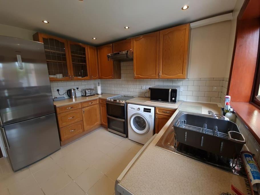 London Luxury 6 Bedroom Family House Sleeps 12 People Parking For 4 Cars Close To Tube. Chigwell Dış mekan fotoğraf