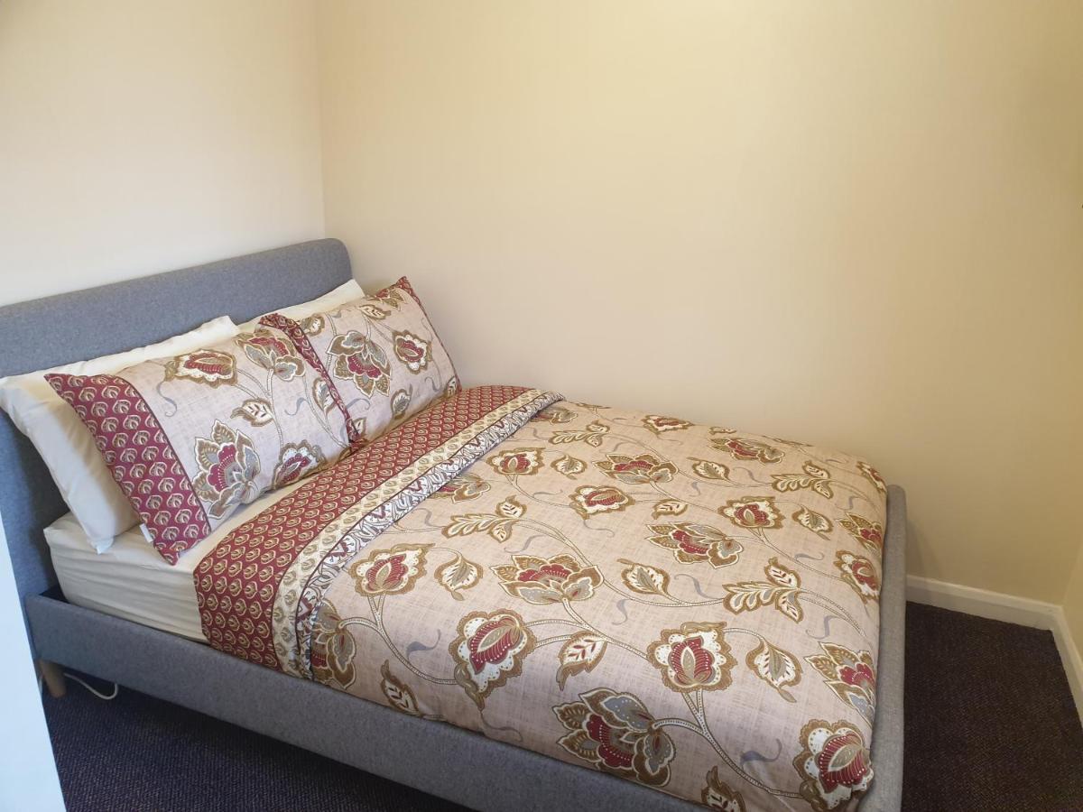 London Luxury 6 Bedroom Family House Sleeps 12 People Parking For 4 Cars Close To Tube. Chigwell Dış mekan fotoğraf