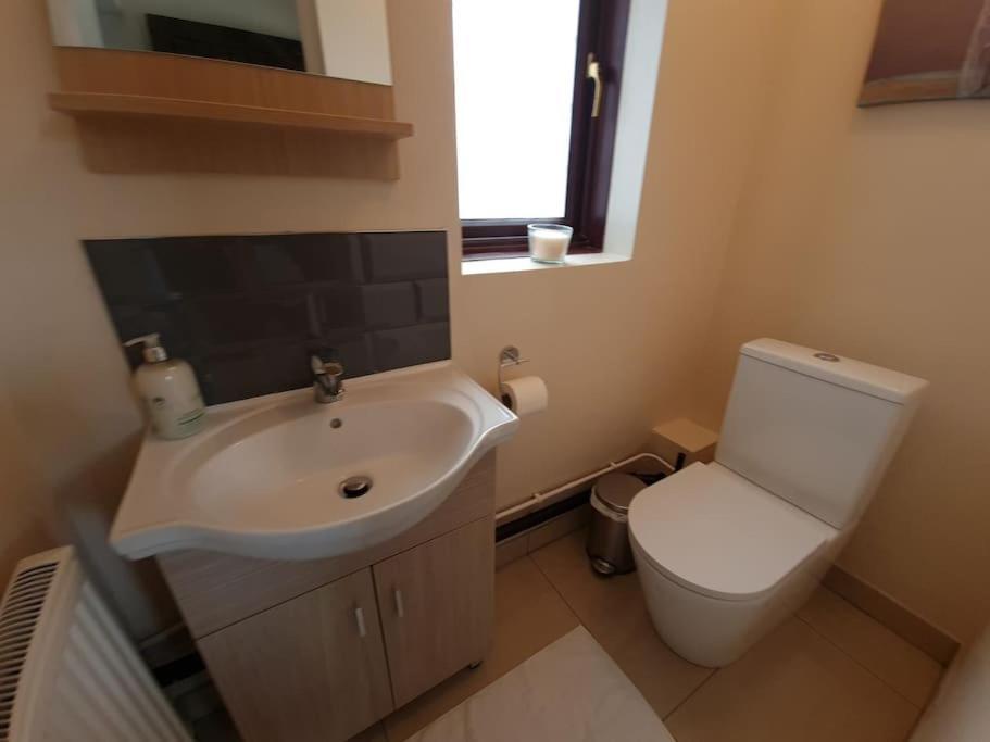 London Luxury 6 Bedroom Family House Sleeps 12 People Parking For 4 Cars Close To Tube. Chigwell Dış mekan fotoğraf